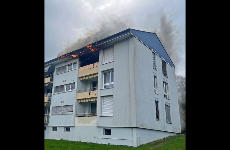 Am vergangenen Sonntagmorgen brannte der Balkon eines Mehrfamilienhauses. (Foto zVg/Luzerner Polizei)