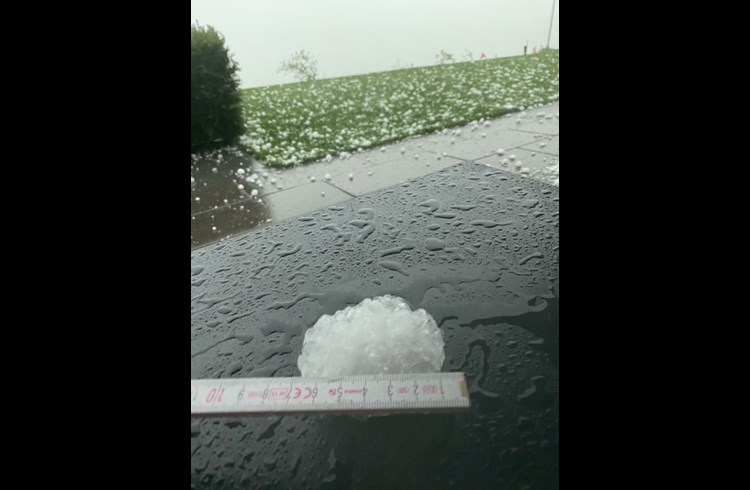 Bis zu 7 cm gross waren die Hagelkörner am Montag. (Leserfoto)