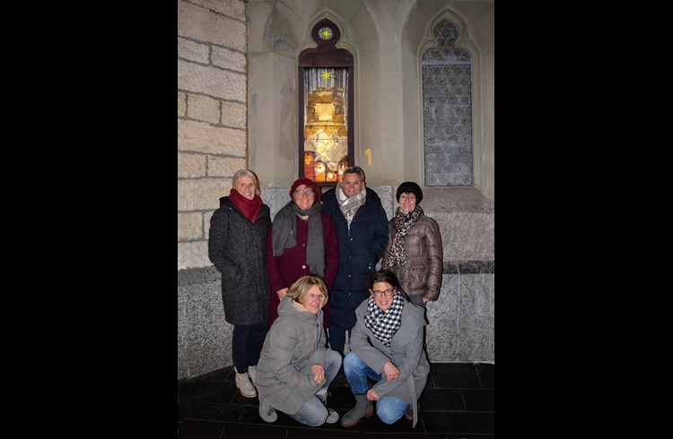 Sibille Krieger und Andrea Hüberli (kniend), Irene Troxler und Monika Emmenegger (hinten), flankiert von den initiativen Sakristaninnen Elisabeth Imfeld (l.) und Edith Stirnimann. (Foto Emil Barmet)