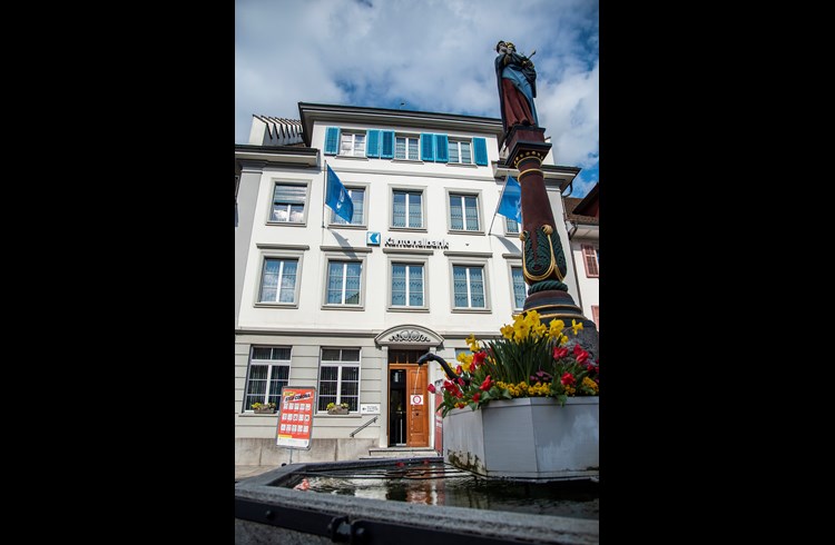 Die Filiale der Luzerner Kantonalbank in der Surseer Altstadt. (Symbolfoto Dominique Moccand/archiv)