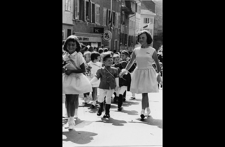 Der mögliche Verbindungsnachwuchs beim Umzug am Zentralfest 1964 in Sursee. (Foto zVg)