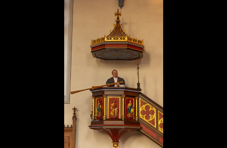 Heinz della Torre spielte von der Kanzel herab mit zwei Luren. (Foto ZVG)