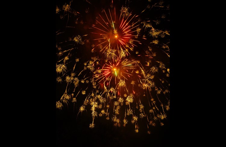 Zum Abschluss des Jubiläums der Pfarrkirche folgte ein eindrückliches Feuerwerk. (Foto ZVG)