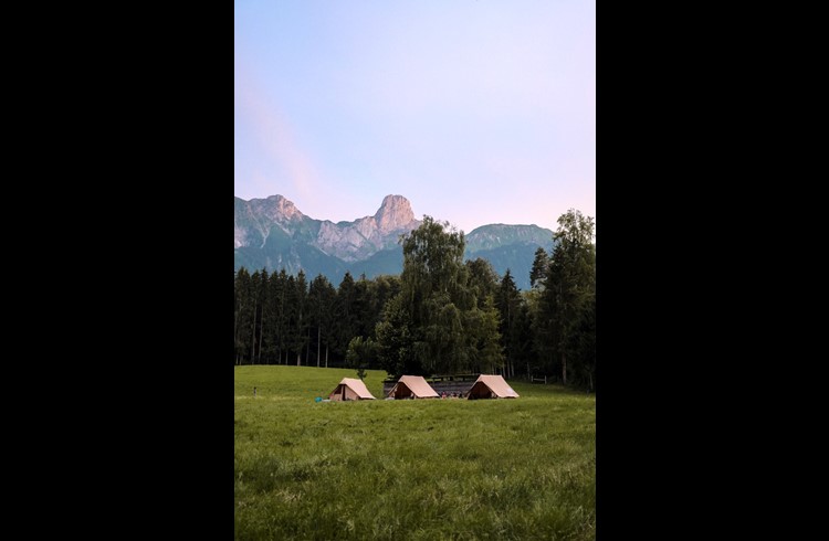 Die Pfadi Wartensee hatte ihre Zelte in der Region Thun mit Blick aufs Stockhorn aufgeschlagen. (Foto zvg)