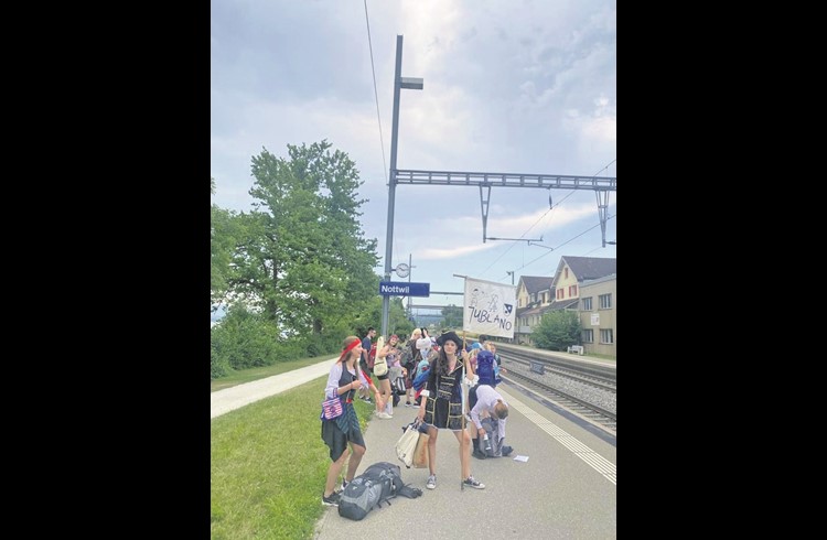 Schon am Bahnhof in Nottwil war unverkennbar, dass die Piratinnen und Piraten in See stechen wollten.  (Foto zvg)