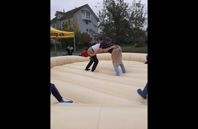 Kinder konnten sich als Schwinger versuchen und wer auf den Rücken gelegt wurde, hatte es wenigstens luftig weich. (Foto zvg)