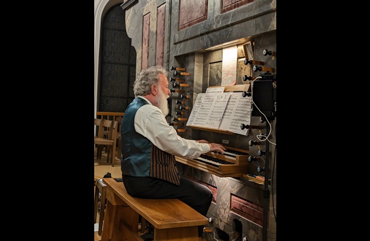 Organist Wolfgang Sieber entlockte der Rainer Orgel unzählige Klangnuancen.  (Foto Kurt Häfliger)