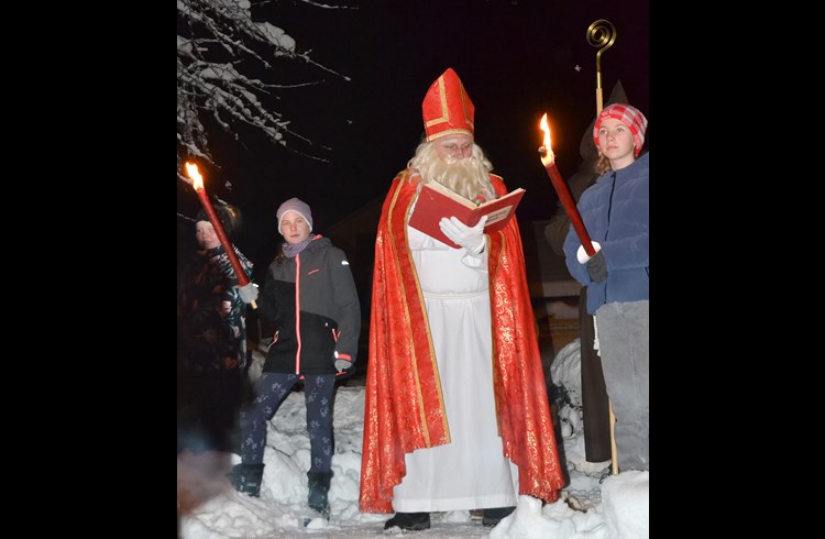 Der Samichlaus studiert noch einmal sein Ansprache zur Begrüssung der Hildisrieder Kinder und Erwachsenen. (Foto zVg)