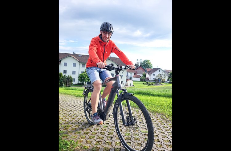 Der Schlierbacher Thomas Lüscher nutzt sein E-Bike auf dem Arbeitsweg nach Willisau, die Neuenkircherin Sandra Hufschmid ihres zur Arbeit in Rothenburg. (Foto zVg)