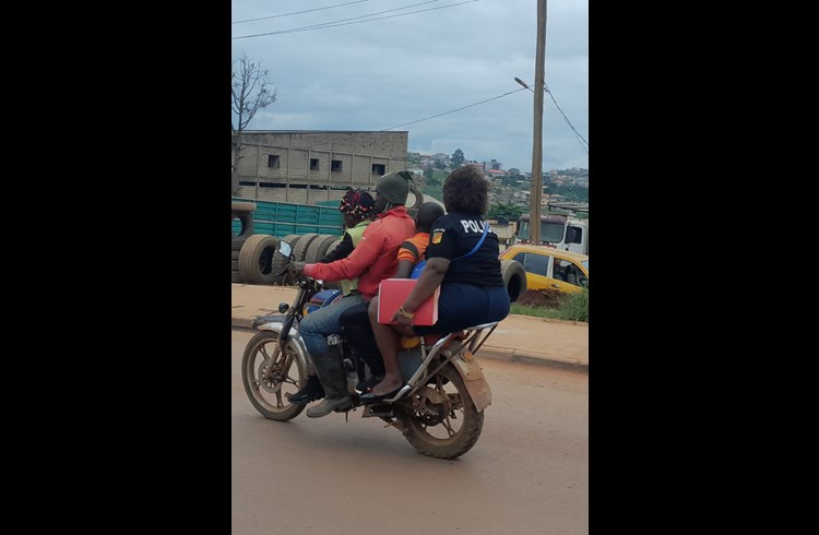 Die wenigsten vermögen sich ein Motorrad oder Auto zu leisten, also fahren sie beispielsweise mit einem Mototaxi mit. (Foto zVg)