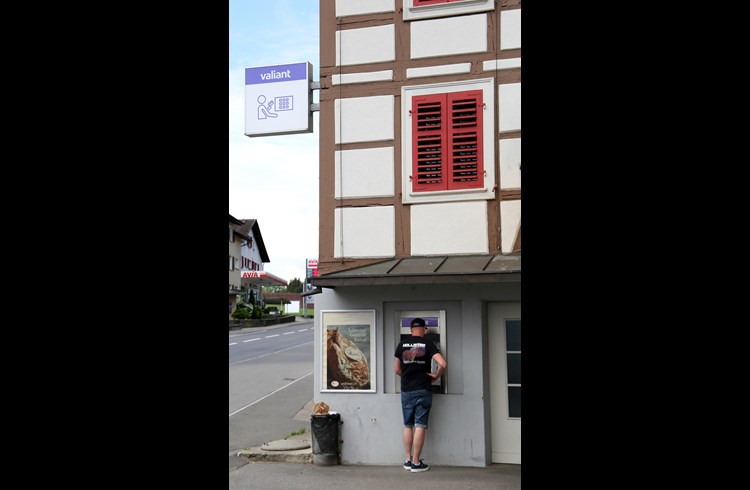 Ein Kunde am Bancomat der Valiant in Hellbühl. Nach Angaben der Bank haben diese Besuche massiv abgenommen. (Foto Geri Wyss)