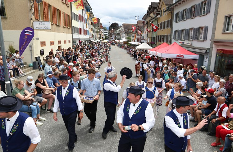 Machte einen Teil des Erlebnisses am Zentralschweizerischen Jodlerfest in Sempach aus: Der Festumzug, an dem sich auch das Jodlerchörli Geuensee beteiligte.  (Foto Geri Wyss)