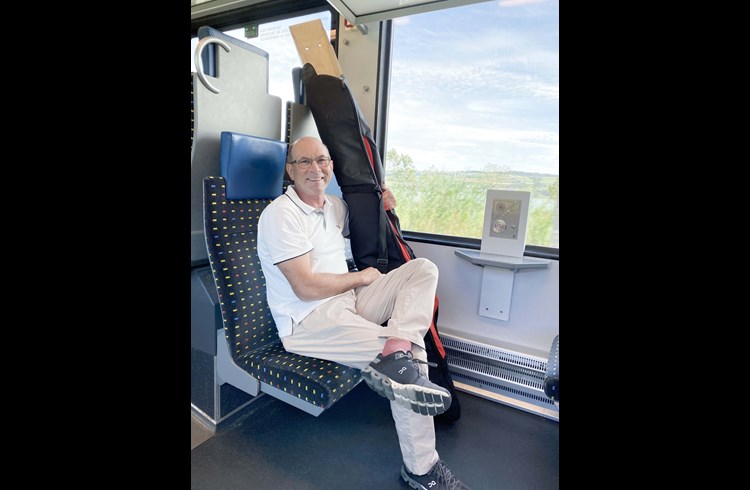 Auf geheimer Mission: Erwin Buchmann mit dem Schlafkeil unterwegs nach Bern, um das Produkt – im Skisack versteckt – der Patentanwaltschaft zu präsentieren. (Foto zVg)