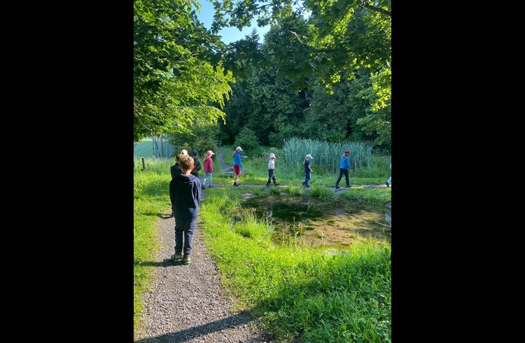 Die Lernenden geniessen es, draussen in der Natur zu sein. (Foto Schule Eich)