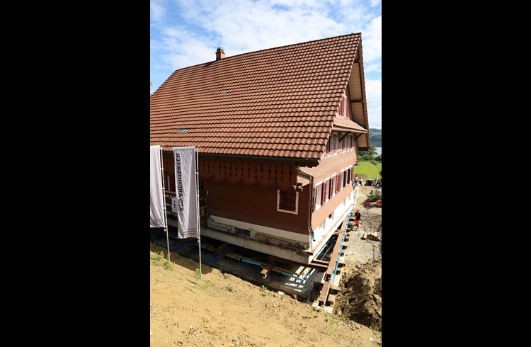 Bereits nach zwei Stunden hat das Bauernhaus nach seiner Reise über 17 Metern den neuen Standort erreicht. (Foto Geri Wyss)