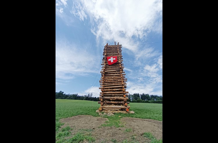 22 Meter hoch ist der Holzturm, der brennen soll. (Foto zVg)