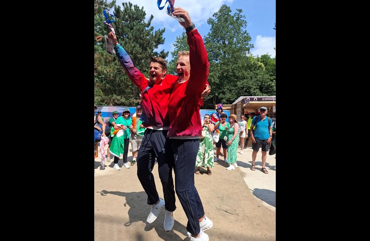 Roman Röösli (links) und Andrin Gulich zeigen ihre riesige Freude nach dem Gewinn der Olympiamedaille. (Foto zvg/Reto Faden)