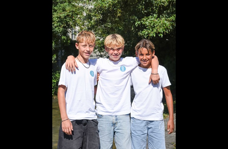 Samy Felder moderiert die Zaubershow der jungen Magier Henry Felder und Diego Fischer (von links). (Foto Stefannie Zumbach)