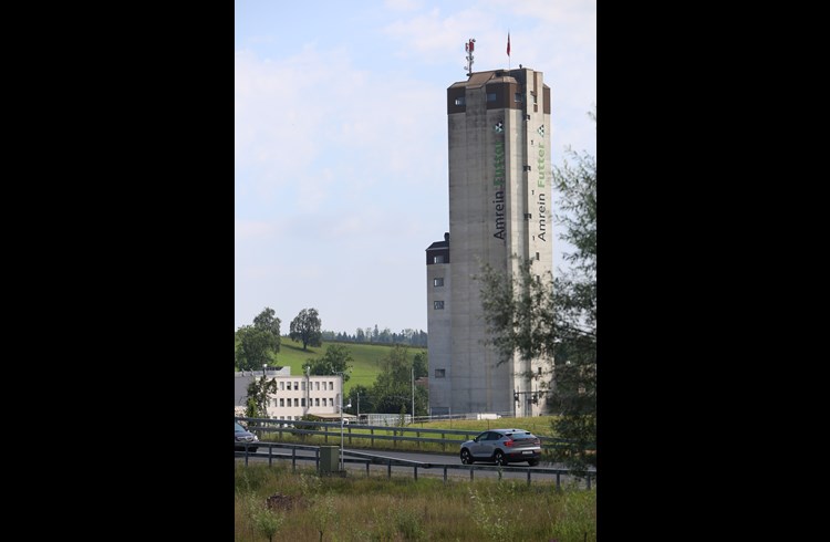 Mobilfunkbetreiber Salt kann auf dem Turm der Futtermühle Amrein eine 5G-Antenne mit der adaptiven Technologie aufrüsten. (Foto Geri Wyss)