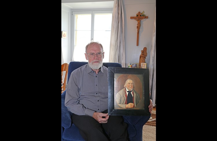 Der Vizepostulator der Niklaus-Wolf-Stiftung, Stefan Tschudi, hält in seinem Büro im Stift in Beromünster ein Bild von Vater Wolf fest.  (Foto Geri Wyss)