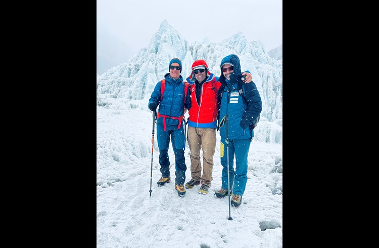 Machten sich auf zum Mount Everest: (v. l.) Simon Sarbach, Bergführer Andreas Neuschmid und der Oberkircher Christian Binggeli. (Foto zVg)