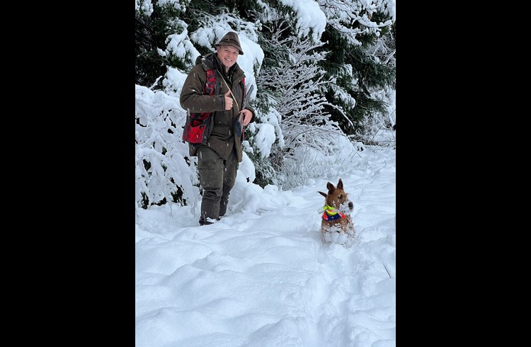 Philipp Krummenacher mit seiner Hündin im Schnee.   (Foto zVg )