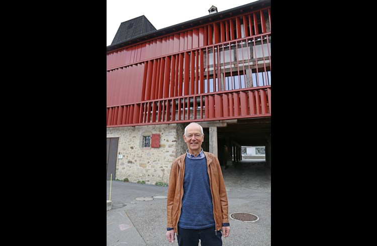 Kurt Messmer vor der der Südwestfassade mit den Lamellen, die charakteristisch dafür sind, dass sich beim Rathaus moderne Elemente mit historischen Zeitzeugen verbinden. (Foto Geri Wyss)