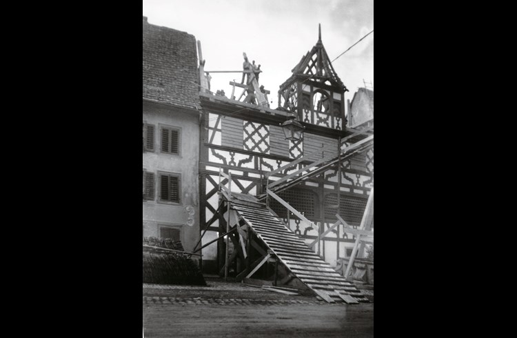 Das Rathaus Sempach mit dem abgedeckten Dachstock, den man 1942/43 erneuerte.  (Foto kantonale Denkmalpflege)