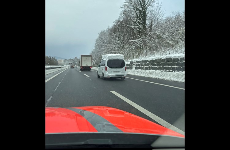 Solche Bilder von Autos mit viel Schnee auf dem Dach boten sich Polizeipatrouillen am letzten Wochenende mehrfach. (Foto zvg/Luzerner Polizei)