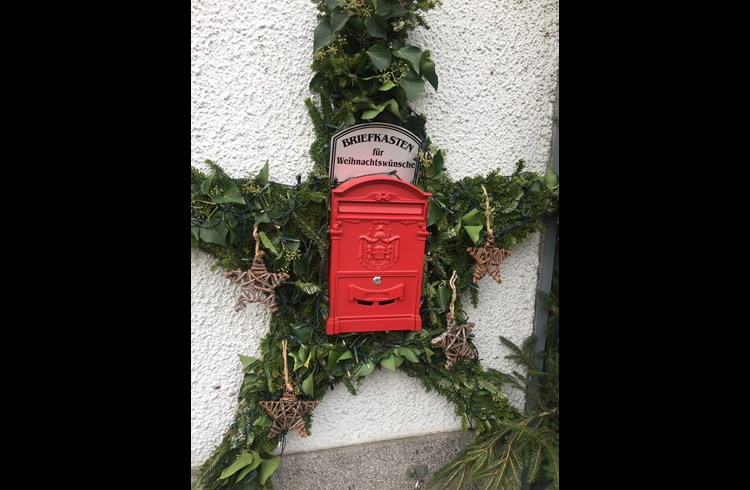 Der rote Briefkasten an der Stadtstrasse 34 im Städtli Sempach. (Foto zVg)