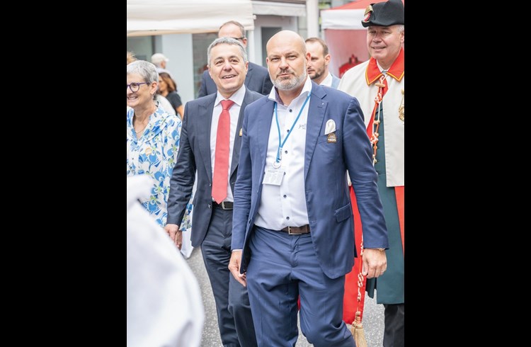 Toni Bussmann (vorne) beim sonntäglichen Einzug ins Städtli, an dem auch Bundesrat Ignazio Cassis teilnahm. (Foto zVg)